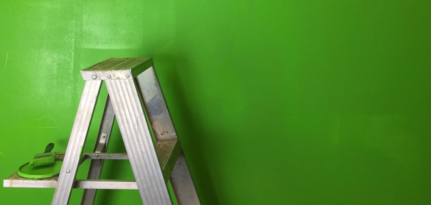 Biokleidung leiter vor gruener wand