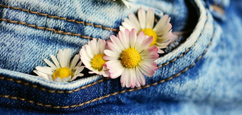 Biokleidung blumen in jeans